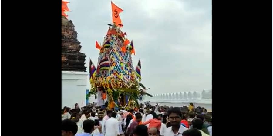ಚಾಮರಾಜನಗರ: ಚಕ್ರ ಮುರಿದು ಉರುಳಿ ಬಿದ್ದ ರಥ, ಕೂದಲೆಳೆ ಅಂತರದಲ್ಲಿ ಅಪಾಯದಿಂದ ಪಾರಾದ ಭಕ್ತರು! ವಿಡಿಯೋ
