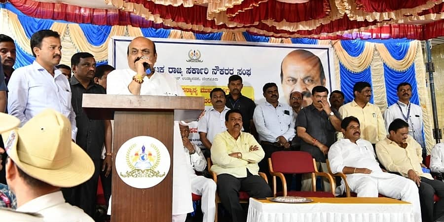 ಪ್ರತಿ ದಿನ ಒಂದು ತಾಸು ಹೆಚ್ಚಿಗೆ ಕೆಲಸ ಮಾಡಿ: ಸರ್ಕಾರಿ ನೌಕರರಿಗೆ ಸಿಎಂ ಬೊಮ್ಮಾಯಿ ಕರೆ