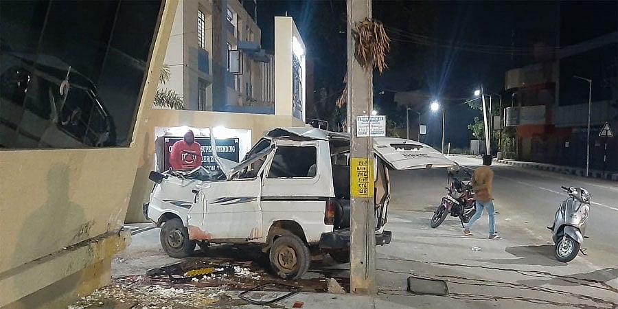 ತುಮಕೂರು: ಕಾಂಪೌಂಡ್‌ಗೆ ಮಾರುತಿ ವ್ಯಾನ್ ಡಿಕ್ಕಿ; ಇಬ್ಬರ ಸಾವು