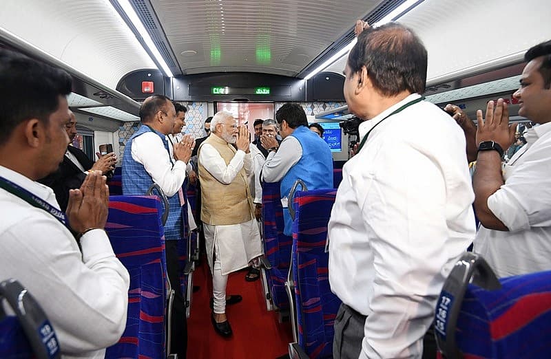 ವಂದೇ ಭಾರತ್ ರೈಲಿನಲ್ಲಿ ಪ್ರಧಾನಿ ಮೋದಿ