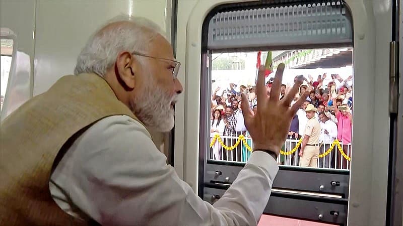 ಕೆಂಪೇಗೌಡ ಪ್ರತಿಮೆ ಅನಾವರಣ ಮಾಡುವುದಕ್ಕೂ ಮುನ್ನ ಪ್ರಧಾನಿ ಮೋದಿ ಚೆನ್ನೈ-ಮೈಸೂರು ಮಾರ್ಗದ ವಂದೇ ಭಾರತ್ ಹೈಸ್ಪೀಡ್ ರೈಲಿಗೆ ಚಾಲನೆ