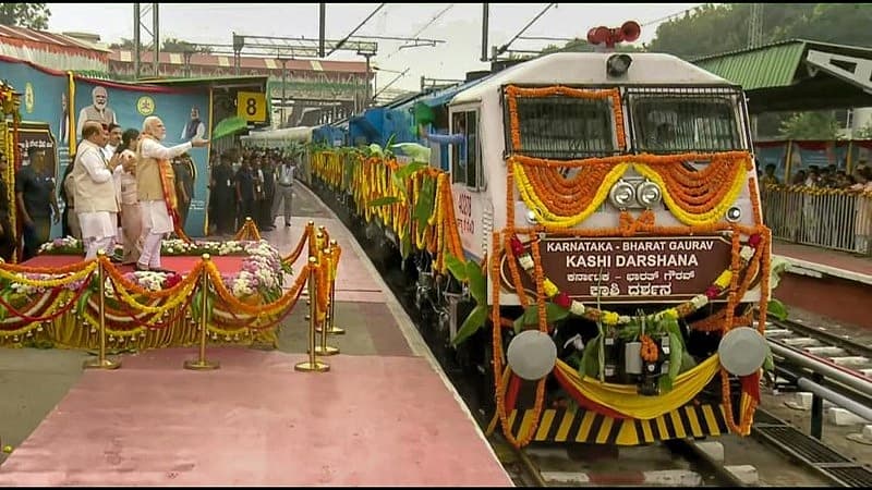 ಇದು ಕಾಶಿ ಯಾತ್ರೆ ಕೈಗೊಳ್ಳಲು ಉದ್ದೇಶಿಸಿರುವ ಹಲವಾರು ಪ್ರಯಾಣಿಕರ ಕನಸನ್ನು ನನಸಾಗಿಸುತ್ತದೆ' ಎಂದು ನೈಋತ್ಯ ರೈಲ್ವೆ ತಿಳಿಸಿದೆ. ರೈಲು ಯಾತ್ರಿಕರಿಗೆ ರಿಯಾಯಿತಿ ದರದಲ್ಲಿ ಎಂಟು ದಿನಗಳ ಪ್ರವಾಸದ ಪ್ಯಾಕೇಜ್ ನೀಡುತ್ತದೆ. ಕರ್ನಾಟಕ ಸರ್ಕಾರವು ಕಾಶಿ ವಿಶ್ವನಾಥ ಯಾತ್ರಾರ್ಥಿಗಳಿಗೆ 5,000 ರೂಪಾಯಿಗಳ ನಗದು ಸಹಾಯವನ್