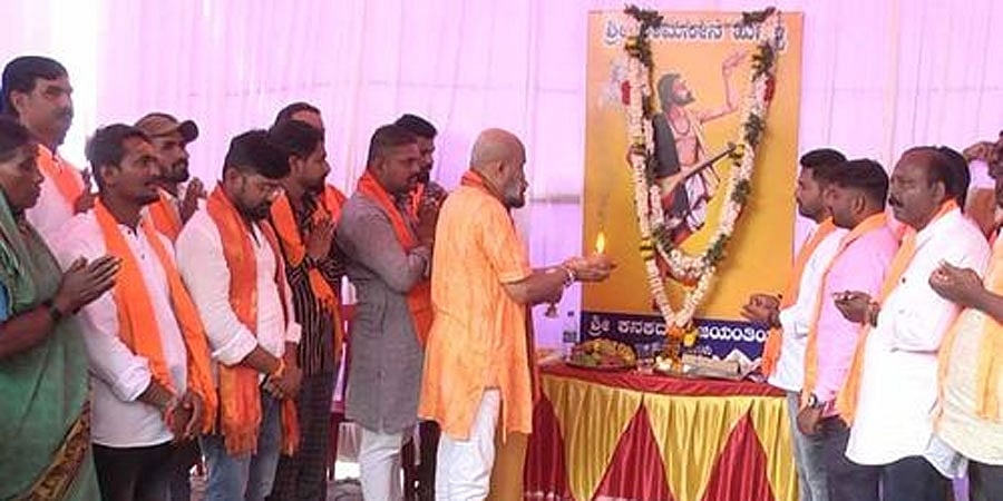 ಗೋಮೂತ್ರದಿಂದ ಹುಬ್ಬಳ್ಳಿ ಈದ್ಗಾ ಮೈದಾನ ಶುಚಿಗೊಳಿಸಿ ಕನಕ ಜಯಂತಿ ಆಚರಣೆ, ವ್ಯಾಪಕ ಚರ್ಚೆ!