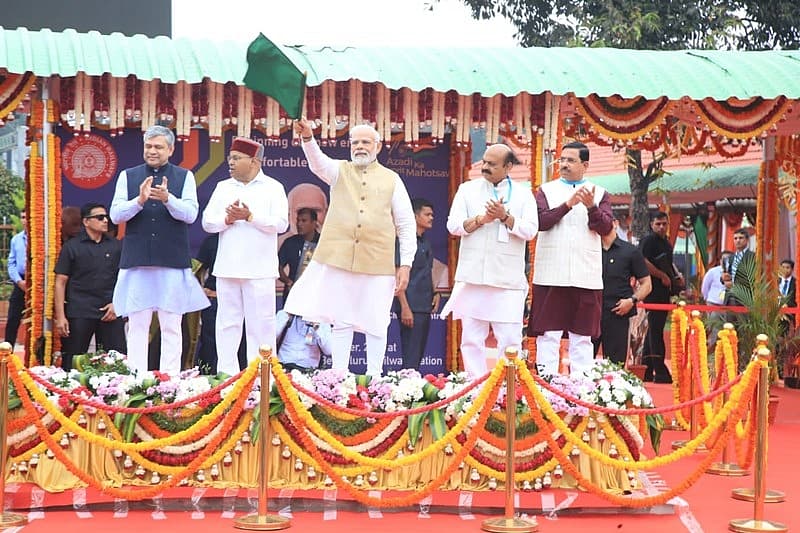 ವಂದೇ ಎಕ್ಸ್ ಪ್ರೆಸ್ ರೈಲಿನಲ್ಲಿ ಚೆನ್ನೈನಿಂದ ಮೈಸೂರಿಗೆ ಪ್ರಯಾಣಿಸುವ ಪ್ರಯಾಣಿಕರಿಗೆ ಕಾರ್ ಚೇರ್ ದರ 1,200 ರೂಪಾಯಿ, ಎಕ್ಸಿಕ್ಯೂಟಿವ್ ವರ್ಗಕ್ಕೆ 2,295 ಶುಲ್ಕ ವಿಧಿಸಲಾಗುತ್ತದೆ; ಮೈಸೂರಿನಿಂದ ಚೆನ್ನೈಗೆ ಪ್ರಯಾಣಿಸುವವರು ₹ 1,365 ಮತ್ತು 2,486 ರೂಪಾಯಿ ಪಾವತಿಸಬೇಕಾಗುತ್ತದೆ.