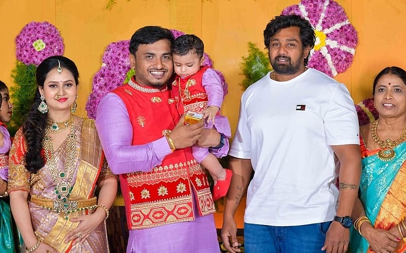 ಅಮೂಲ್ಯ ತಮ್ಮ ಅವಳಿ ಮಕ್ಕಳಿಗೆ ಅಥರ್ವ್ ಮತ್ತು ಆಧವ್ ಎಂಬ ಭಿನ್ನ ಹೆಸರನ್ನ ಇಟ್ಟಿದ್ದಾರೆ.