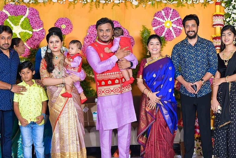 ಇನ್ನೂ ಈ ಅದ್ದೂರಿ ಕಾರ್ಯಕ್ರಮಕ್ಕೆ ಸ್ಯಾಂಡಲ್ವುಡ್ ತಾರೆಯರು, ಆಪ್ತರು ಸಾಕ್ಷಿಯಾಗಿದ್ದಾರೆ.