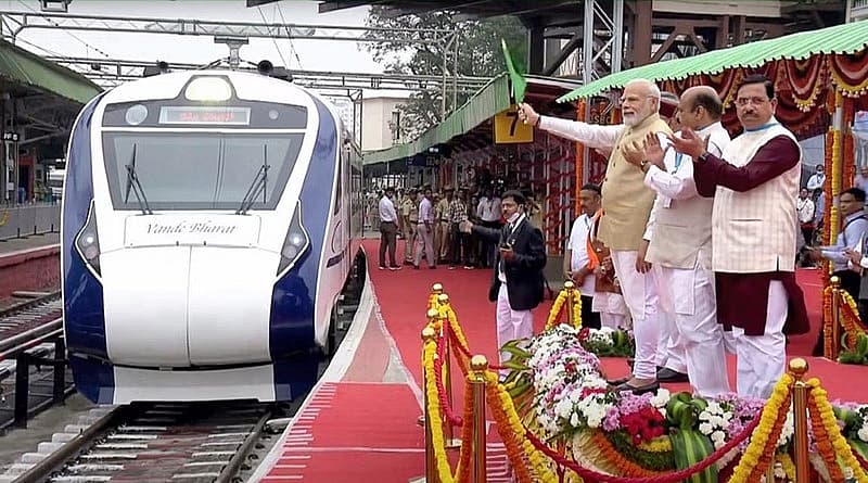 'ವಂದೇ ಭಾರತ್' ರೈಲು ದಕ್ಷಿಣದ ಮೊದಲ ಅರೆ ವೇಗದ ರೈಲು ಮತ್ತು ದೇಶದ ಐದನೇ ರೈಲು. ಇಂಟೆಗ್ರಲ್ ಕೋಚ್ ಫ್ಯಾಕ್ಟರಿ (ICF), ಚೆನ್ನೈ, ರೈಲ್ವೇಗಳ ಉತ್ಪಾದನಾ ಘಟಕ, ಉತ್ತಮ ವೇಗವರ್ಧನೆ ಮತ್ತು ವೇಗವನ್ನು ಸಕ್ರಿಯಗೊಳಿಸುವ ಬುದ್ಧಿವಂತ ಬ್ರೇಕಿಂಗ್ ವ್ಯವಸ್ಥೆಯನ್ನು ಹೊಂದಿರುವ ರೈಲನ್ನು ಅಭಿವೃದ್ಧಿಪಡಿಸಿದೆ.