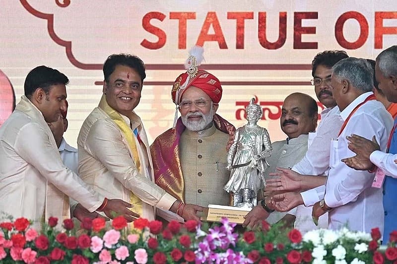 ಬೆಂಗಳೂರಿನಲ್ಲಿ ಕೆಂಪೇಗೌಡ ಅಂತರಾಷ್ಟ್ರೀಯ ವಿಮಾನ ನಿಲ್ದಾಣದ ಟರ್ಮಿನಲ್ 2 ಉದ್ಘಾಟನೆ ಮತ್ತು 108 ಅಡಿ ಎತ್ತರದ ನಾಡಪ್ರಭು ಕೆಂಪೇಗೌಡರ ಕಂಚಿನ ಪ್ರತಿಮೆಯನ್ನು ಅನಾವರಣಗೊಳಿಸಿದ ನಂತರ ನಡೆದ ಸಾರ್ವಜನಿಕ ಸಭೆಯಲ್ಲಿ ಪ್ರಧಾನಿ ನರೇಂದ್ರ ಮೋದಿ ಅವರಿಗೆ ಸ್ಮರಣಿಕೆ ನೀಡಲಾಯಿತು. ಕರ್ನಾಟಕ ಸಿಎಂ ಬಸವರಾಜ ಬೊಮ್ಮಾಯಿ ಕೂಡ ಕ