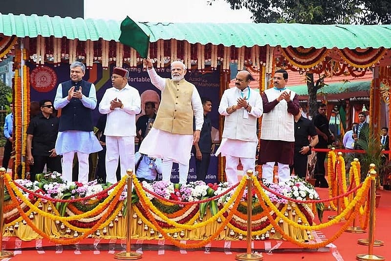 ಬೆಂಗಳೂರಿನ ಕೆಎಸ್ಆರ್ ರೈಲು ನಿಲ್ದಾಣದಲ್ಲಿ ಬೆಂಗಳೂರು ಮೂಲಕ ಮೈಸೂರು ಮತ್ತು ಚೆನ್ನೈಗೆ ಸಂಪರ್ಕ ಕಲ್ಪಿಸುವ ದಕ್ಷಿಣ ಭಾರತದ ಮೊದಲ ವಂದೇ ಭಾರತ್ ಎಕ್ಸ್ಪ್ರೆಸ್ ರೈಲಿಗೆ ಪ್ರಧಾನಿ ನರೇಂದ್ರ ಮೋದಿ ಅವರು ಚಾಲನೆ ನೀಡುತ್ತಿರುವ ಸಂದರ್ಭದಲ್ಲಿ ಸಚಿವರಾದ ಅಶ್ವಿನಿ ವೈಷ್ಣವ್ ಮತ್ತು ಪ್ರಲ್ಹಾದ್ ಜೋಶಿ, ಕರ್ನಾಟಕ ರಾಜ್ಯಪ