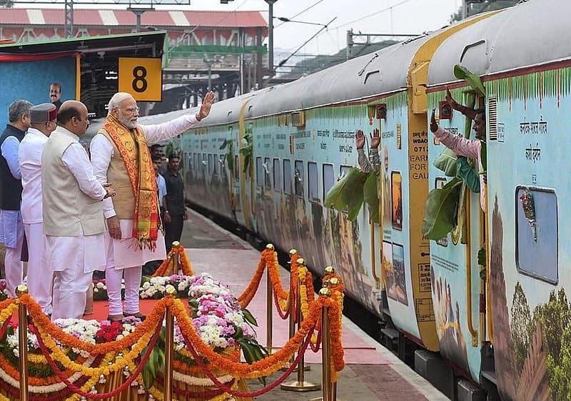 ಪ್ರಧಾನಮಂತ್ರಿ ನರೇಂದ್ರ ಮೋದಿ ಅವರು ಬೆಂಗಳೂರಿನ ಕೆಎಸ್ಆರ್ ರೈಲು ನಿಲ್ದಾಣದಲ್ಲಿ ಭಾರತ್ ಗೌರವ್ ಕಾಶಿ ದರ್ಶನ ರೈಲಿಗೆ ಚಾಲನೆ ನೀಡಿ ಮಾತನಾಡಿದರು. ಕರ್ನಾಟಕ ಸರ್ಕಾರ ಮತ್ತು ರೈಲ್ವೇ ಸಚಿವಾಲಯವು ಕರ್ನಾಟಕದಿಂದ ಕಾಶಿಗೆ ಯಾತ್ರಾರ್ಥಿಗಳನ್ನು ಕಳುಹಿಸಲು ಒಟ್ಟಾಗಿ ಕೆಲಸ ಮಾಡುತ್ತಿರುವ ಭಾರತ್ ಗೌರವ್ ಯೋಜನೆಯಡಿಯಲ್ಲಿ