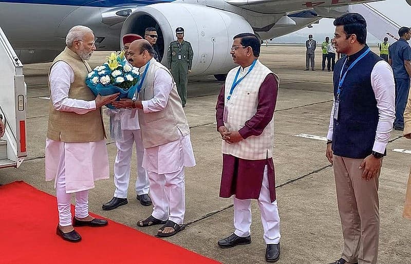 ಬೆಂಗಳೂರಿಗೆ ಆಗಮಿಸಿದ ಪ್ರಧಾನಿ ನರೇಂದ್ರ ಮೋದಿ ಅವರನ್ನು ಕರ್ನಾಟಕ ರಾಜ್ಯಪಾಲ ತಾವರಚಂದ್ ಗೆಹ್ಲೋಟ್ ಮತ್ತು ಮುಖ್ಯಮಂತ್ರಿ ಬಸವರಾಜ ಬೊಮ್ಮಾಯಿ ಮತ್ತು ಕೇಂದ್ರ ಸಂಸದೀಯ ವ್ಯವಹಾರಗಳ ಸಚಿವ ಪ್ರಹ್ಲಾದ್ ಜೋಶಿ ಅವರು ಸ್ವಾಗತಿಸಿದರು.