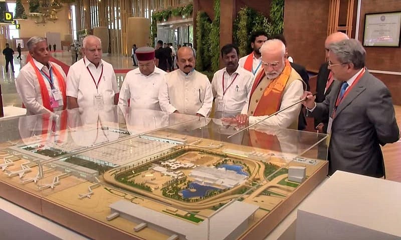 ಪ್ರಧಾನಿ ನರೇಂದ್ರ ಮೋದಿ ಅವರು ಕರ್ನಾಟಕ ರಾಜ್ಯಪಾಲ ತಾವರಚಂದ್ ಗೆಹ್ಲೋಟ್ ಮತ್ತು ಸಿಎಂ ಬಸವರಾಜ ಬೊಮ್ಮಾಯಿ ಅವರೊಂದಿಗೆ ಬೆಂಗಳೂರಿನಲ್ಲಿ ಕೆಂಪೇಗೌಡ ಅಂತರಾಷ್ಟ್ರೀಯ ವಿಮಾನ ನಿಲ್ದಾಣದ ಹೊಸದಾಗಿ ಉದ್ಘಾಟನೆಗೊಂಡ ಟರ್ಮಿನಲ್ 2 ರ ಮಾದರಿಯನ್ನು ವೀಕ್ಷಿಸಿದರು