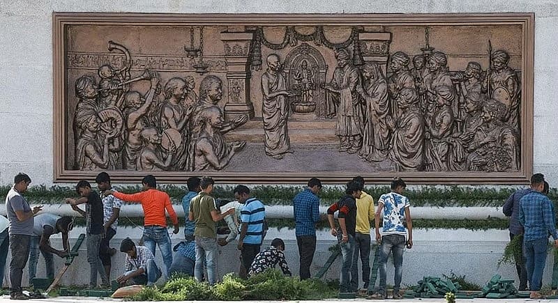 ಬೆಂಗಳೂರಿನ ಕೆಂಪೇಗೌಡ ಅಂತರಾಷ್ಟ್ರೀಯ ವಿಮಾನ ನಿಲ್ದಾಣದಲ್ಲಿ 108 ಅಡಿ ನಾಡಪ್ರಭು ಕೆಂಪೇಗೌಡರ ಪ್ರತಿಮೆಯ ಪೀಠದ ಮೇಲೆ ಕಾರ್ಯಕರ್ತರು ನಿಂತಿದ್ದಾರೆ.