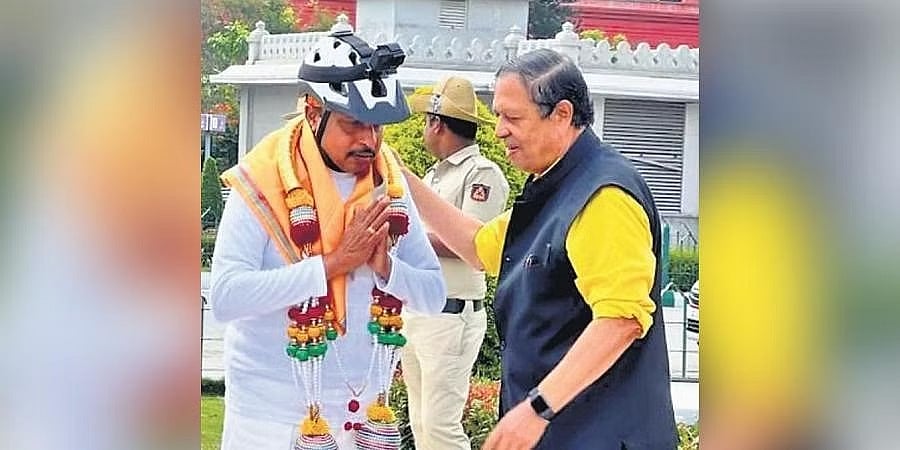 ಅವಳಿ ಪರ್ವತಗಳನ್ನೇರುವ ಹುಮ್ಮಸ್ಸು; ವಿಶ್ವ ಭ್ರಾತೃತ್ವ ಸಂದೇಶ ಸಾರುತ್ತಿರುವ ನಿವೃತ್ತ ಪಿಎಸ್ಐ