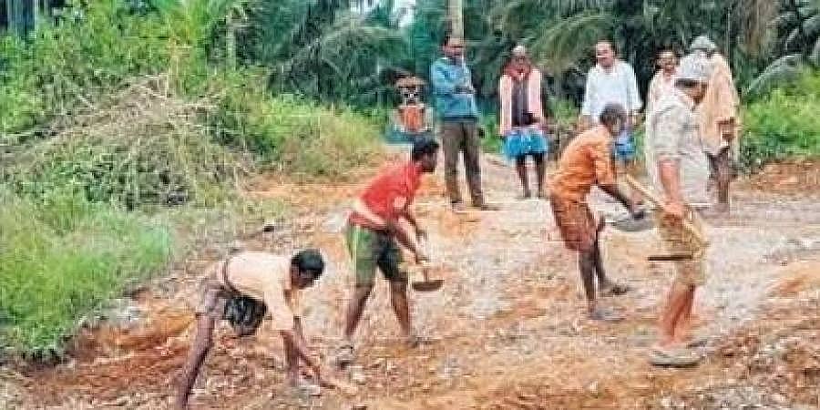 ತುಮಕೂರು: ಬೆವರು ಸುರಿಸಿ ದುಡಿದ ರೂ.1.5 ಲಕ್ಷ ಹಣದಿಂದ ರಸ್ತೆ ದುರಸ್ಥಿ ಮಾಡಿದ ರೈತ!