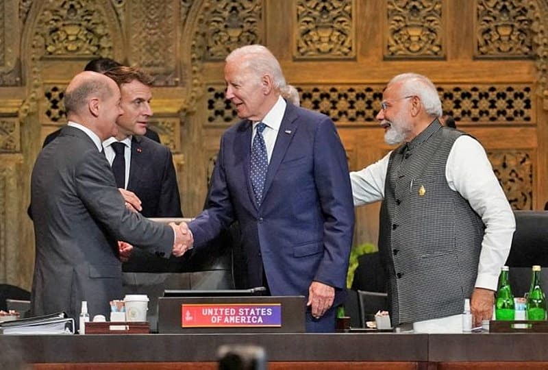 ಅಮೆರಿಕ ಅಧ್ಯಕ್ಷ ಜೋ ಬಿಡೆನ್, ಫ್ರಾನ್ಸ್ ಅಧ್ಯಕ್ಷ ಎಮ್ಯಾನುಯೆಲ್ ಮ್ಯಾಕ್ರಾನ್, ಜರ್ಮನಿಯ ಚಾನ್ಸೆಲರ್ ಓಲಾಫ್ ಸ್ಕೋಲ್ಜ್ ಮತ್ತು ಭಾರತದ ಪ್ರಧಾನಿ ನರೇಂದ್ರ ಮೋದಿ ಅವರು ಮೊದಲ ಕಾರ್ಯಕಾರಿ ಅಧಿವೇಶನದಲ್ಲಿ ಪರಸ್ಪರ ಶುಭಾಶಯ ಕೋರಿದರು.