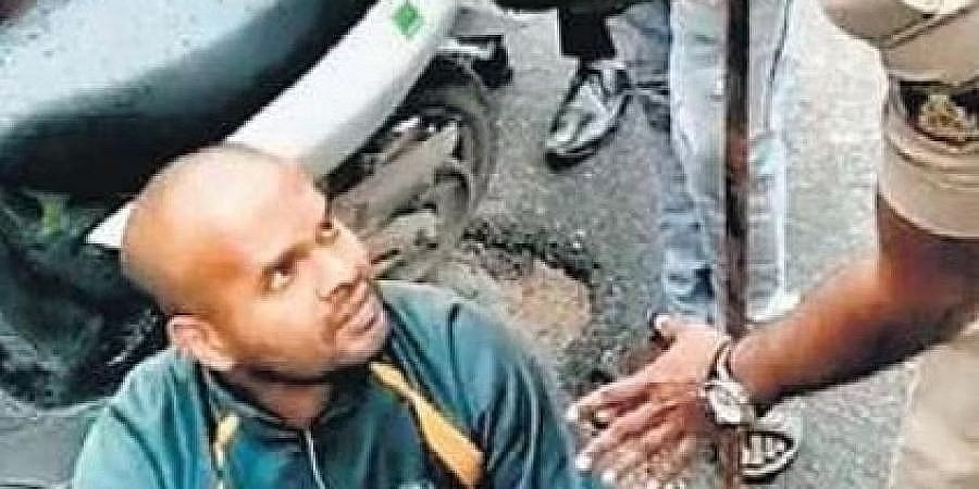 ಬೆಂಗಳೂರು: ಬೈಕಿನಿಂದ ಸ್ಕಿಡ್ ಆಗಿ ಬಿದ್ದ ಸವಾರ, ರಸ್ತೆಗುಂಡಿಯಲ್ಲಿ ಕುಳಿತು ಪ್ರತಿಭಟನೆ