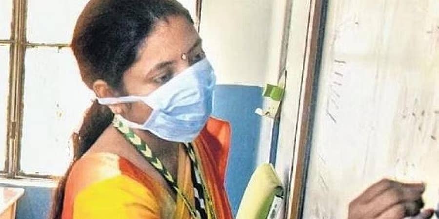 ದೇಹ ಕಾಣದಂತೆ 'ಓವರ್ ಕೋಟ್' ಧರಿಸಿ: ತಮಿಳುನಾಡು ಕಾಲೇಜು ಅಧ್ಯಾಪಕರಿಗೆ ಉನ್ನತ ಶಿಕ್ಷಣ ಇಲಾಖೆ ಸೂಚನೆ