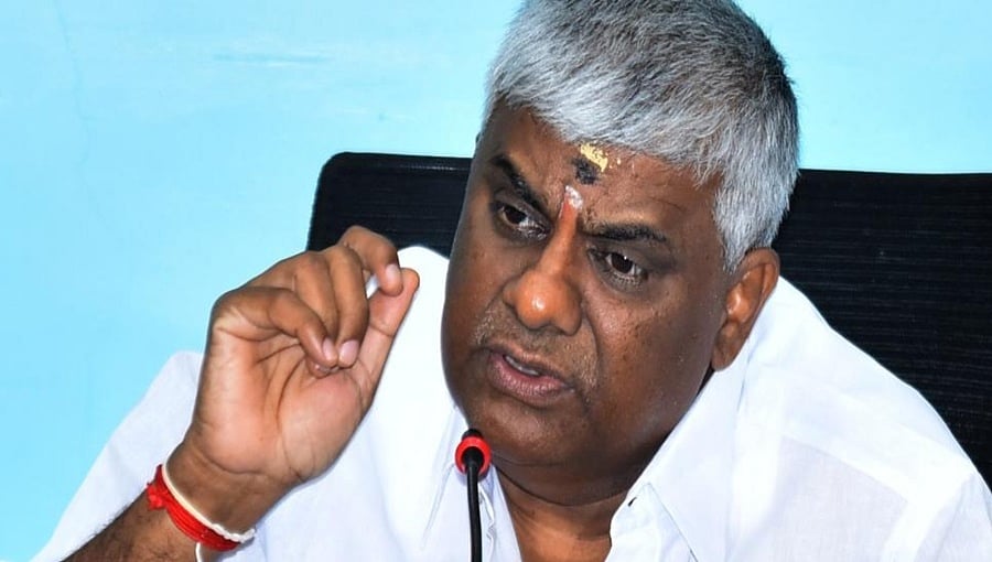 ಮತದಾರರ ಪಟ್ಟಿಯಿಂದ ನಿರ್ದಿಷ್ಟ ಸಮುದಾಯದವರ ಹೆಸರು ತೆರವು: ರೇವಣ್ಣ ಗಂಭೀರ ಆರೋಪ 