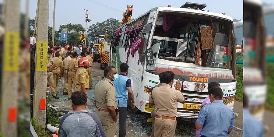 ಕೇರಳ: ಶಬರಿಮಲೆ ಯಾತ್ರಿಕರನ್ನು ಹೊತ್ತೊಯ್ಯುತ್ತಿದ್ದ ಬಸ್ ಪಲ್ಟಿ; 20 ಮಂದಿಗೆ ಗಾಯ, 8 ವರ್ಷದ ಬಾಲಕ ಸೇರಿ ಮೂವರ ಸ್ಥಿತಿ ಗಂಭೀರ