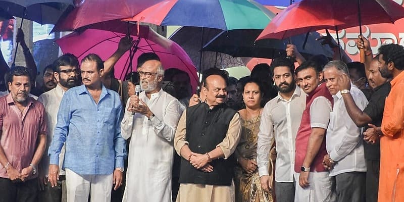 ವಿಧಾನಸೌಧ ಮೆಟ್ಟಿಲು ಮೇಲೆ ನಡೆದ ಭವ್ಯ ಸಮಾರಂಭಕ್ಕೆ ಗಣ್ಯರು, ಖ್ಯಾತನಾಮರು, ರಾಜ್ ಕುಮಾರ್ ಕುಟುಂಬಸ್ಥರು, ಪುನೀತ್ ಅಭಿಮಾನಿಗಳು ಹಾಗೂ ಇಡೀ ಕರ್ನಾಟಕದ ಜನತೆ ಸಾಕ್ಷಿಯಾದರು. ಕಾರ್ಯಕ್ರಮ ವೇಳೆ ವರ್ಷಧಾರೆಯಾಗಿದ್ದು ಮಳೆಯ ನಡುವೆಯೇ ಗಣ್ಯರು, ಅತಿಥಿಗಳು ಸಮಾರಂಭದಲ್ಲಿ ಭಾಗವಹಿಸಬೇಕಾಗಿ ಬಂತು.