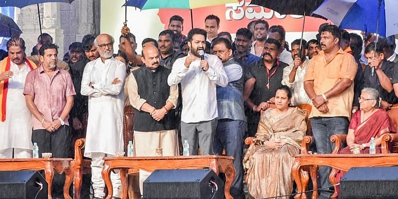 ಕರ್ನಾಟಕ ರಾಜ್ಯ ನೀಡುವ ಅತ್ಯುನ್ನತ ನಾಗರಿಕ ಪ್ರಶಸ್ತಿ ಇದಾಗಿದ್ದು, ಈವರೆಗೂ ಕರ್ನಾಟಕದಲ್ಲಿ ಎಂಟು ಜನರಿಗೆ ನೀಡಲಾಗಿದೆ. ಈ ಗೌರವಕ್ಕೆ ಪಾತ್ರರಾಗುತ್ತಿರುವ 9ನೇ ರತ್ನ ಪುನೀತ್ ರಾಜ್ ಕುಮಾರ್. 1992ರಲ್ಲಿ ಡಾ ರಾಜ್ ಕುಮಾರ್ ಅವರಿಗೆ ಕರ್ನಾಟಕ ರತ್ನ ಗೌರವ ಸಿಕ್ಕಿತ್ತು. 30 ವರ್ಷಗಳ ನಂತರ ಅವರ ಮಗನಿಗೆ ಮರಣೋತ್ತರವಾ