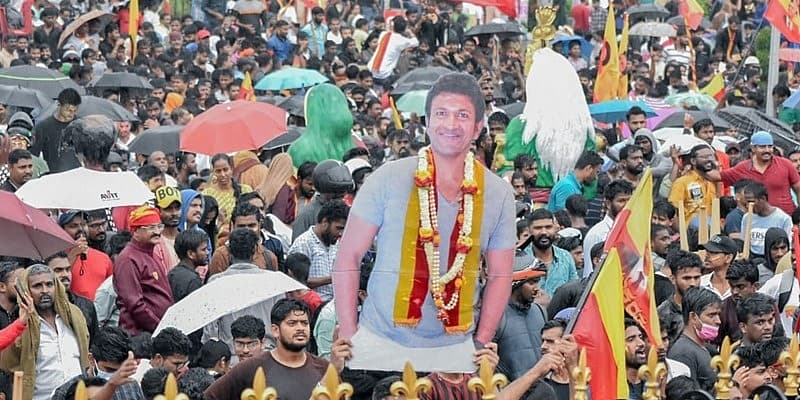 ಮಳೆಯ ನಡುವೆ ಅಭಿಮಾನ ಮೆರೆದ ಅಪ್ಪು ಅಭಿಮಾನಿಗಳ, ವಿಧಾನಸೌಧ ಮುಂದೆ ರಾರಾಜಿಸಿದ ಅಪ್ ಕಟೌಟ್, ಕನ್ನಡ ಬಾವುಟ