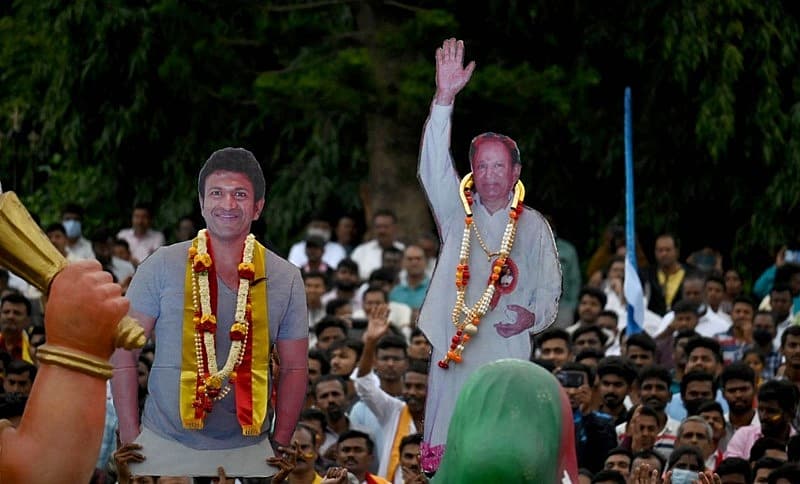 ವಿಧಾನಸೌಧ ಮುಂದೆ ಪ್ರಶಸ್ತಿ ಪ್ರದಾನ ಸಮಾರಂಭದ ವೇಳೆ ರಾರಾಜಿಸಿದ ಪುನೀತ್, ಡಾ ರಾಜ್ ಕುಮಾರ್ ಕಟೌಟ್