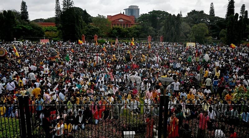 ವಿಧಾನಸೌಧ ಮುಂದೆ ಸೇರಿದ ಅಪಾರ ಜನಸಾಗರ