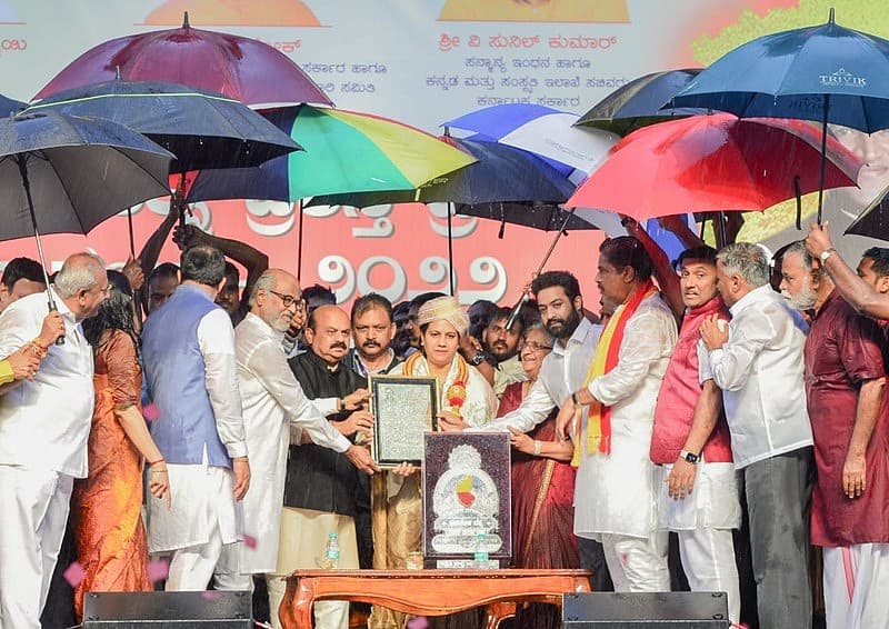 ನವೆಂಬರ್ 1ರ ಕನ್ನಡ ರಾಜ್ಯೋತ್ಸವದಂದು ವಿಧಾನಸೌಧ ಮುಂಭಾಗ ನಡೆದ ಸಮಾರಂಭದಲ್ಲಿ ಅವರ ಪತ್ನಿ ಅಶ್ವಿನಿ ಪುನೀತ್ ರಾಜ್ ಕುಮಾರ್ ಇನ್ಫೋಸಿಸ್ ಪ್ರತಿಷ್ಠಾನ ಅಧ್ಯಕ್ಷೆ ಡಾ ಸುಧಾ ಮೂರ್ತಿ ಅವರಿಂದ ಪ್ರಶಸ್ತಿ ಸ್ವೀಕರಿಸಿದರು.ಪ್ರಶಸ್ತಿಯು 50 ಗ್ರಾಮ್ ತೂಕದ ಚಿನ್ನದ ಪದಕ, ಸನ್ಮಾನ ಪತ್ರ, ನೆನಪಿನ ಕಾಣಿಕೆ ಹಾಗೂ ಒಂದು ಶಾಲನ