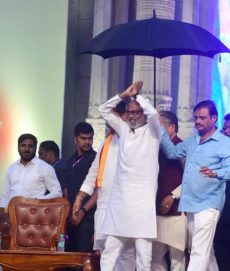 ಮಳೆಯ ನಡುವೆಯೇ ವೇದಿಕೆ ಹತ್ತಿದ ಸೂಪರ್ ಸ್ಟಾರ್ ರಜನಿಕಾಂತ್