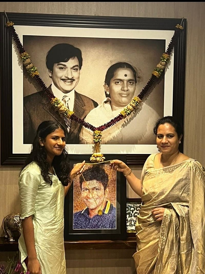 ಕರ್ನಾಟಕ ರತ್ನ ಪ್ರಶಸ್ತಿಯನ್ನು ಕುಟುಂಬಸ್ಥರು ಪುನೀತ್ ರಾಜ್ ಕುಮಾರ್ ಗೆ ಅರ್ಪಿಸಿದ್ದಾರೆ.
