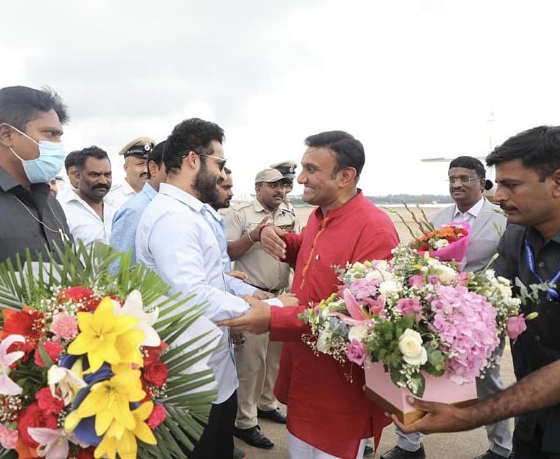 ತಮ್ಮ ಗೆಳೆಯ ನಟ ಜೂನಿಯರ್ ಎನ್ ಟಿಆರ್ ರನ್ನು ಬರಮಾಡಿಕೊಂಡ ಸಚಿವ ಡಾ ಕೆ ಸುಧಾಕರ್