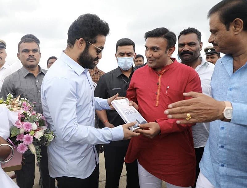 ತಾರಕ್ ಗೆ ಪುಸ್ತಕ ನೀಡುತ್ತಿರುವ ಡಾ ಕೆ ಸುಧಾಕರ್