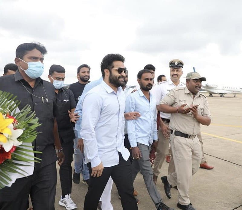 ಜೂನಿಯರ್ ಎನ್ ಟಿಆರ್ ಆಗಮನ, ಪುನೀತ್ ಅವರು ಒಬ್ಬ ಸೂಪರ್ ಸ್ಟಾರ್, ಶ್ರೇಷ್ಠ ತಂದೆ, ಶ್ರೇಷ್ಠ ಪತಿ, ಶ್ರೇಷ್ಠ ಸ್ನೇಹಿತ ಆಗಿದ್ದರು. ಅದಕ್ಕಿಂತಲೂ ಹೆಚ್ಚಾಗಿ ಅವರು ಶ್ರೇಷ್ಠ ಮಾನವನಾಗಿದ್ದರು. ಅವರ ನಗುವಿನಲ್ಲಿ ಇದ್ದ ಶ್ರೀಮಂತಿಕೆ ಬೇರೆ ಎಲ್ಲೂ ನಾನು ನೋಡಿಲ್ಲ. ಅದಕ್ಕಾಗಿ ಅವರನ್ನು ನಗುವಿನ ಒಡೆಯ ಅನ್ನೋದು. ಇವ