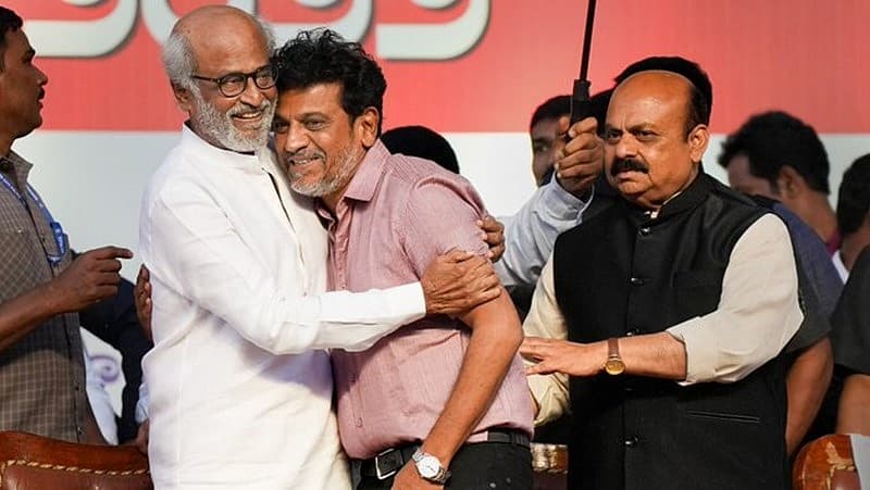 ವಿಧಾನಸೌದ ಮುಂದೆ ಕಾರ್ಯಕ್ರಮದಲ್ಲಿ ಡಾ ಶಿವರಾಜ್ ಕುಮಾರ್ ರನ್ನು ಆಲಂಗಿಸಿಕೊಂಡ ರಜನಿಕಾಂತ್