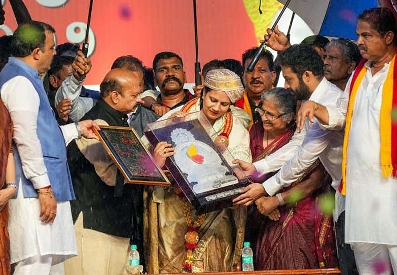 ಅಶ್ವಿನಿ ಪುನೀತ್ ರಾಜ್ ಕುಮಾರ್ ಗೆ ಕರ್ನಾಟಕ ರತ್ನ ಪ್ರಶಸ್ತಿ ಸನ್ಮಾನ ಕ್ಷಣ