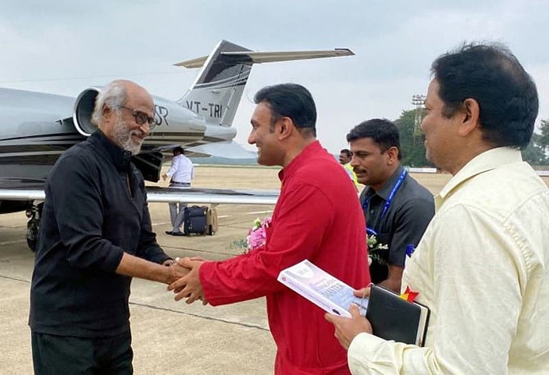 ಆ ಮಗುವಿನ ಧ್ವನಿ ಒಂದು ಜೇಂಕಾರದ ಸದ್ದಿನಂತೆ ಇತ್ತು. ಅದನ್ನು ಕೇಳಿ ಎಲ್ಲರಿಗೂ ರೋಮಾಂಚನ ಆಗಿಬಿಡ್ತು. ಯಾರ ಧ್ವನಿ ಎಂದು ಹೋಗಿ ನೋಡಿದರೆ ಡಾ. ರಾಜ್ಕುಮಾರ್ ಅವರ ಮಡಿಲಿನಲ್ಲಿ ನಾಲ್ಕು ವರ್ಷದ ಚಿಕ್ಕ ಮಗು ಕುಳಿತಿತ್ತು. ಕಪ್ಪು ಬಣ್ಣದ ಮಗುವಿನ ಮುಖದಲ್ಲಿ ಚಂದ್ರನಂತಹ ಕಳೆ. ಎಲ್ಲರಿಗೂ ಆ ಮಗುವನ್ನು ಕಂಡರೆ ಇಷ್ಟ.