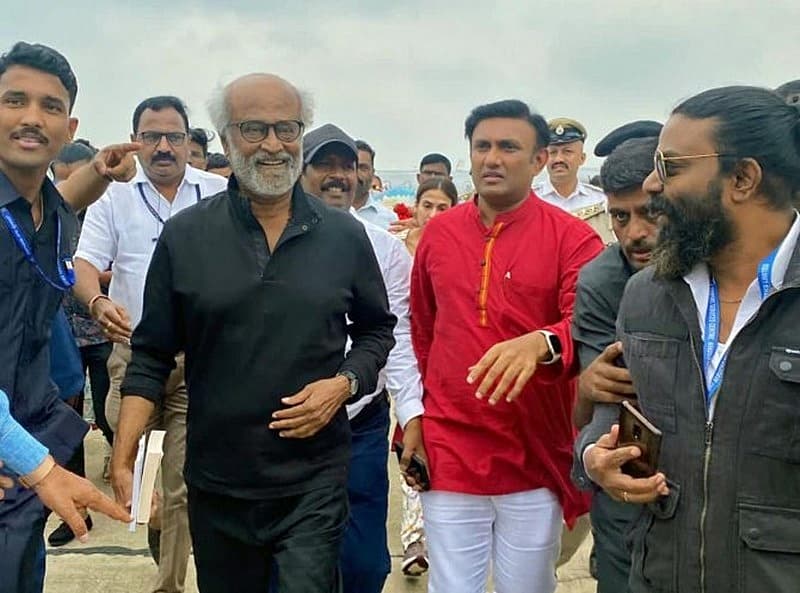 ಅಂದು ನೋಡಿದ ನಮ್ಮ ಪುನೀತ್ ಬೆಳೆದು ಸ್ಟಾರ್ ಆದ. ಅಪ್ಪು ಸಿನಿಮಾ 100 ಡೇಸ್ ಓಡಿತು. ನನ್ನ ಕೈಯಾರೆ ಶೀಲ್ಡ್ ನೀಡಿದ್ದೆ. ಇಂದು ಅಪ್ಪು ಇಲ್ಲ ಎಂಬುದನ್ನು ಜೀರ್ಣಿಸಿಕೊಳ್ಳಲು ಸಾಧ್ಯವಾಗುತ್ತಿಲ್ಲ. ಅಪ್ಪು ನಿಧನರಾದಾಗ ನನಗೆ ಆಪರೇಷನ್ ಆಗಿ ಐಸಿಯುನಲ್ಲಿ ಇದ್ದೆ. ಮೂರು ದಿನ ಆದ ಬಳಿಕ ನನಗೆ ವಿಷಯ ತಿಳಿಯಿತು’ ಎಂದ