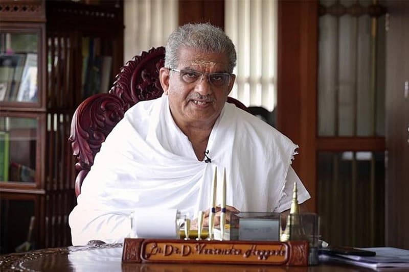 2009ರಲ್ಲಿ ಧರ್ಮಸ್ಥಳ ಧರ್ಮಾಧಿಕಾರಿ ವೀರೇಂದ್ರ ಹೆಗ್ಗಡೆಯವರಿಗೆ ಸಮಾಜ ಸೇವೆಗೆ