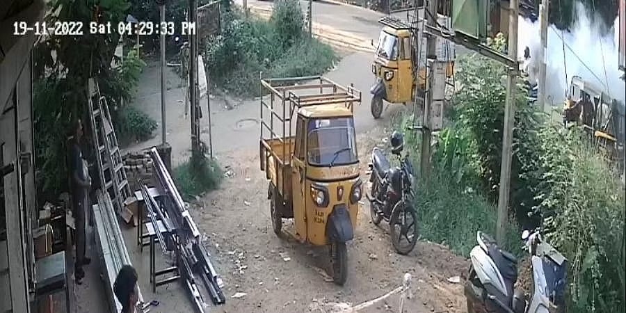 ಮಂಗಳೂರು ಆಟೋ ರಿಕ್ಷಾ ಸ್ಪೋಟ ಪ್ರಕರಣ: ಪ್ರಯಾಣಿಕನ ಮೇಲೆ ಹೆಚ್ಚಿದ ಅನುಮಾನ, ತನಿಖೆಗೆ 3 ವಿಶೇಷ ತಂಡಗಳ ರಚನೆ