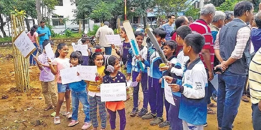 ಮೈದಾನದಲ್ಲಿ ಶಾಲೆ ನಿರ್ಮಿಸಲು ಬಿಬಿಎಂಪಿ ಮುಂದು: ಅಧಿಕಾರಿಗಳ ವಿರುದ್ಧ ಆರ್ಆರ್ನಗರ ನಿವಾಸಿಗಳ ಪ್ರತಿಭಟನೆ