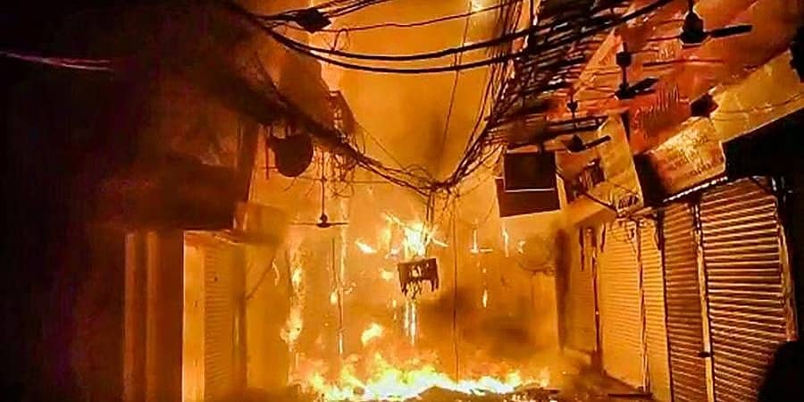 ದೆಹಲಿಯ ಚಾಂದ್ನಿ ಚೌಕ್ ಹೋಲ್ಸೇಲ್ ಮಾರ್ಕೆಟ್ನಲ್ಲಿ ಅಗ್ನಿ ಅವಘಡ: 50 ಅಂಗಡಿಗಳು ಭಸ್ಮ