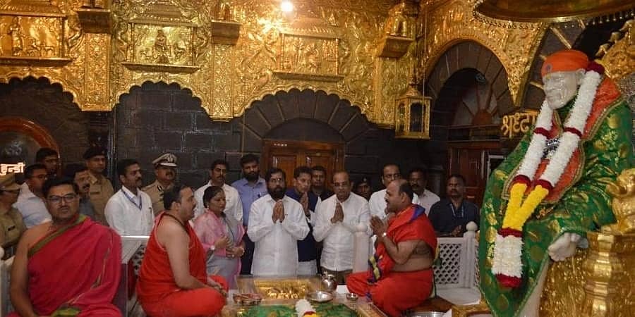 ಜ್ಯೋತಿಷಿ ಬಳಿ ಹೋಗಿ ಅಂಗೈ ತೋರಿಸಿ ಸರ್ಕಾರದ ಭವಿಷ್ಯ ಕೇಳಿದ ಮಹಾರಾಷ್ಟ್ರ ಸಿಎಂ ಏಕನಾಥ್ ಶಿಂಧೆ: ವಿರೋಧ ಪಕ್ಷಗಳ ಟೀಕೆ