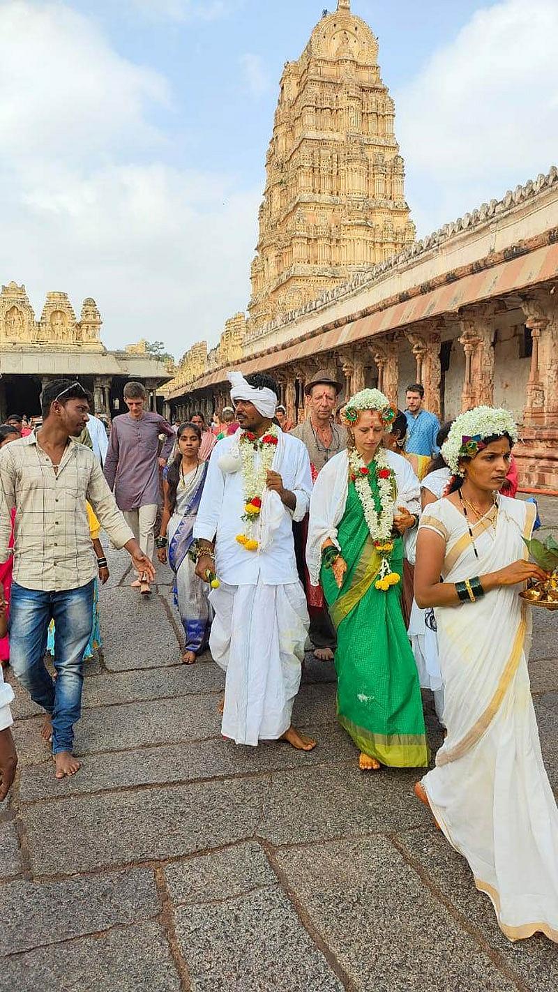 ಈ ದೇಶ-ವಿದೇಶಿ ಪ್ರೀತಿಗೆ ಗುರು ಹಿರಿಯರು ಸೇರಿ ಆಶೀರ್ವದಿಸಿದರು.