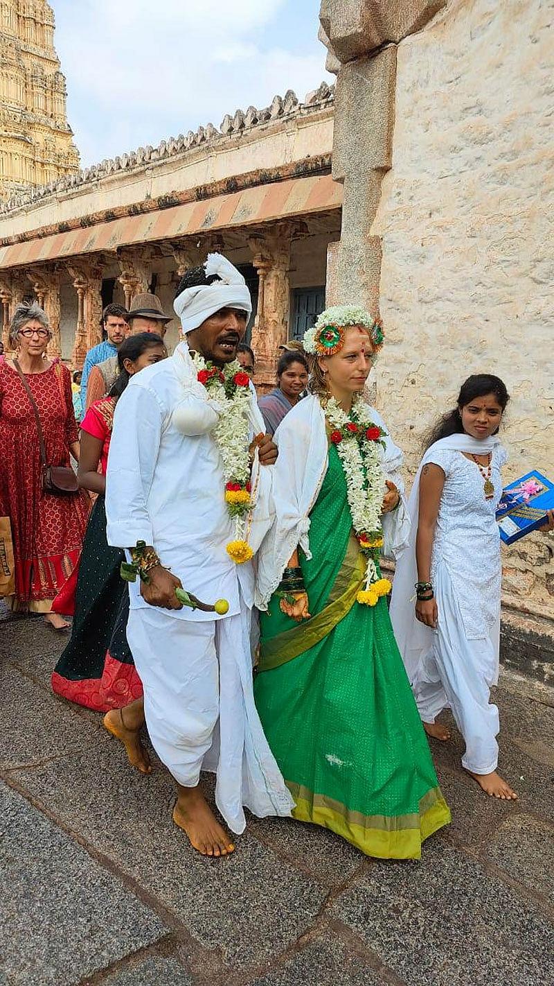 ಮಹಿಳೆಯರೆಲ್ಲ ಸೀರೆಯುಟ್ಟು, ಕೈತುಂಬ ಬಳೆ ತೊಟ್ಟು, ಹಣೆಗೆ ಕುಂಕುಮ ಇಟ್ಟು ಮಿರಮಿರ ಮಿಂಚಿದ್ದರೆ, ಗಂಡುಮಕ್ಕಳು ಪಂಚೆ ಶರ್ಟ್ ತೊಟ್ಟು ಸಂಭ್ರಮಿಸಿದರು.