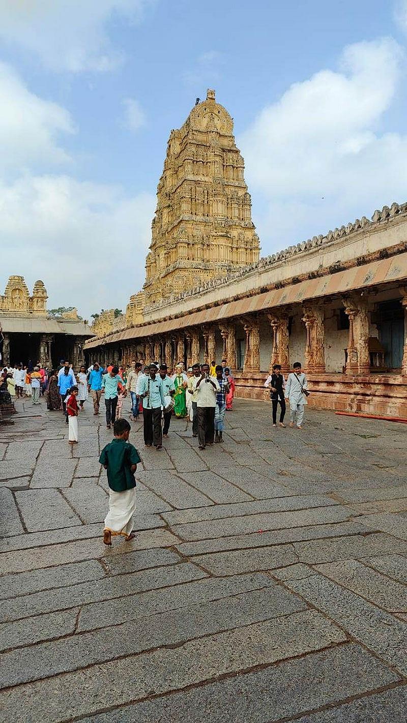 ಹಿಂದು ಸಂಪ್ರದಾಯದಂತೆ ಮದುವೆಯಾದ ಈ ಜೋಡಿಯ ಕುಟುಂಬಸ್ಥರು ದೇಸಿ ಉಡುಪಿನಲ್ಲಿ ಗಮನ ಸೆಳೆದರು.