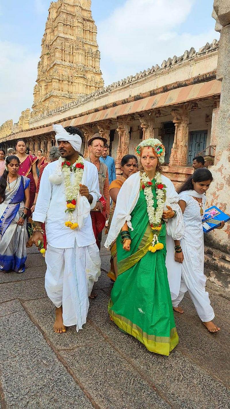 ಈ ಮಧ್ಯೆ ಕೆಮಿಲ್, ಅನಂತರಾಜು ಇಬ್ಬರ ನಡುವೆ ಪ್ರೇಮಾಂಕುರವಾಗಿದ್ದು, ಕುಟುಂಬಸ್ಥರ ಒಪ್ಪಿಗೆ ಮೇರೆಗೆ ಅನಂತರಾಜು ವಿದೇಶಿ ಕನ್ಯೆ ಕೆಮಿಲ್ ಕೈ ಹಿಡಿದಿದ್ದಾರೆ.