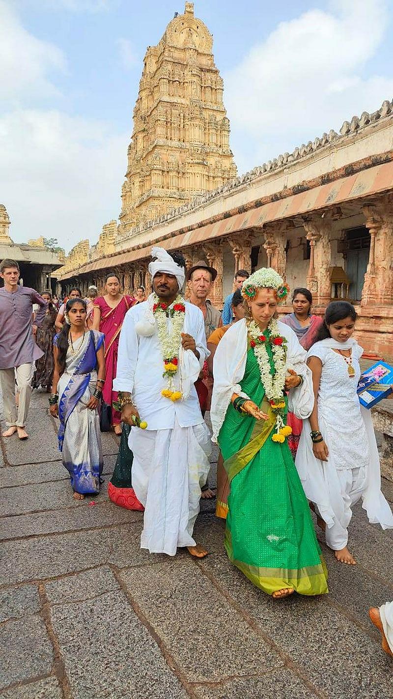 ನಾಲ್ಕೈದು ವರ್ಷಗಳ ಹಿಂದೆ ಹಂಪಿ ವೀಕ್ಷಣೆಗೆ ಬಂದಿದ್ದ ಕೆಮಿಲ್ ಕುಟುಂಬದವರು, ಅನಂತರಾಜು ಪ್ರಾಮಾಣಿಕತೆಗೆ ಮನ ಸೋತಿದ್ದರು.