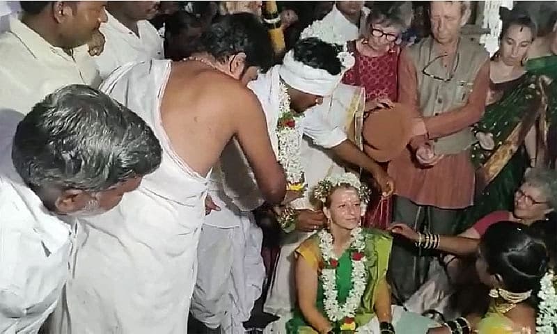 ಆದರೆ ಹಿಂದು ಸಂಪ್ರದಾಯದಂತೆ ಹಂಪಿಯಲ್ಲಿಯೇ ಮದುವೆಗೆ ನಿರ್ಧರಿಸಿ ಗುರುವಾರ ಸಂಜೆ ನಿಶ್ಚಿತಾರ್ಥ ನೆರವೇರಿಸಿಕೊಂಡು, ಶುಕ್ರವಾರ ಬೆಳಗ್ಗೆ ಅದ್ಧೂರಿ ಮದುವೆ ಮಾಡಿಸಿದ್ದಾರೆ.